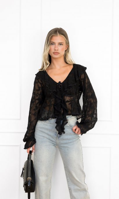 Cyril top zwart festival outfit met ruffle detail.