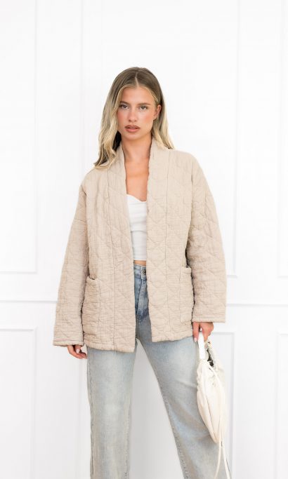 Megan jasje beige met motief en steekzakken.